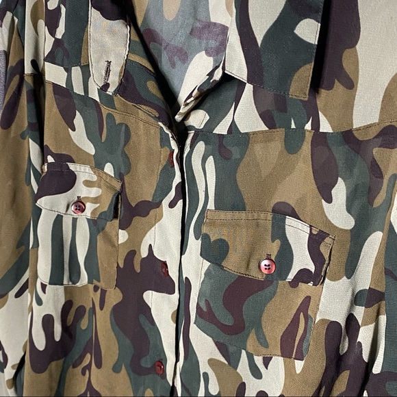 Torrid Camouflage Tie Button Up Shirt Blouse SZ 0 - Picture 3 of 6